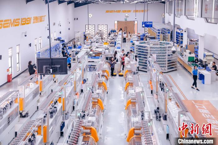 “高質(zhì)量發(fā)展調(diào)研行”主題采訪活動來到福建莆田雙馳鞋業(yè)個性化定制示范工廠。　李南軒 攝