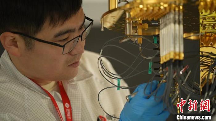 科研人員正在組裝超導(dǎo)量子計(jì)算機(jī)。