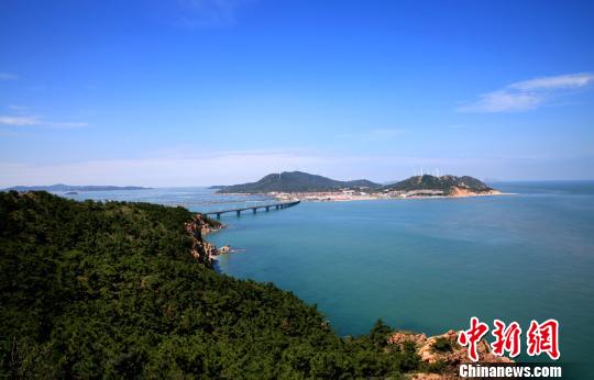 煙臺環(huán)境優(yōu)美、氣候宜人，遍布的海水浴場、濱海觀光景點(diǎn)為游艇帆船產(chǎn)業(yè)發(fā)展創(chuàng)造了條件。(資料圖) 楊兵 攝