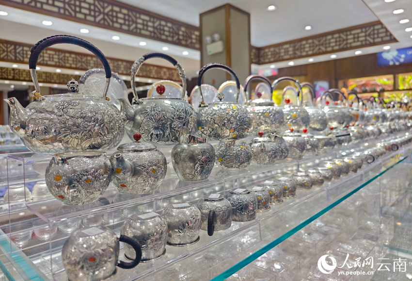 新華村一家銀器店里的各類(lèi)銀器。人民網(wǎng)記者 符皓攝