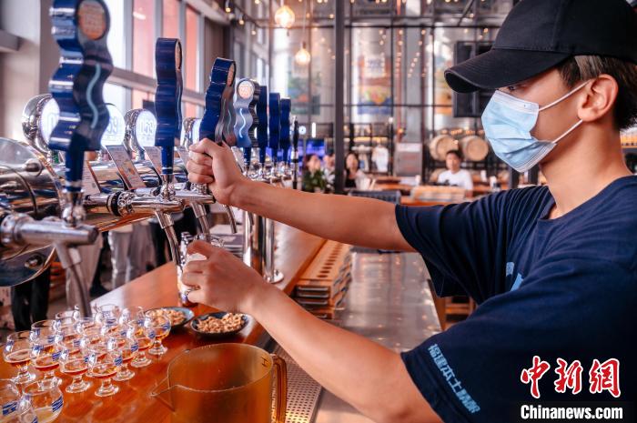 圖為百威雪津啤酒莆田基地工作人員正在打酒。　李南軒 攝